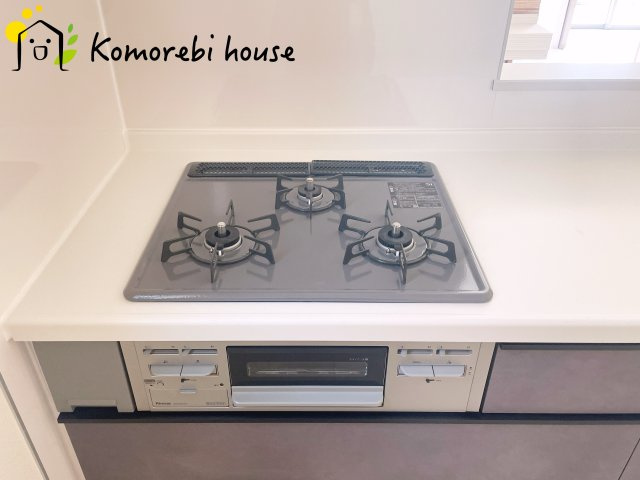 北足立郡伊奈町西小針1丁目131番　新築一戸建て　ハートフルタウン　Fのキッチン|3口あれば一気に料理ができ時短が叶うかも・・・？
お料理の幅も広がりそうです♪