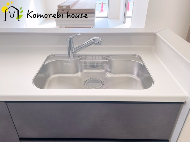 北足立郡伊奈町西小針1丁目131番　新築一戸建て　ハートフルタウン　Fのキッチン|浄水器付♪大きなシンクはご家族分の洗い物を洗う際もストレスフリーに！
汚れも落ちやすいのでキレイを保てます♪