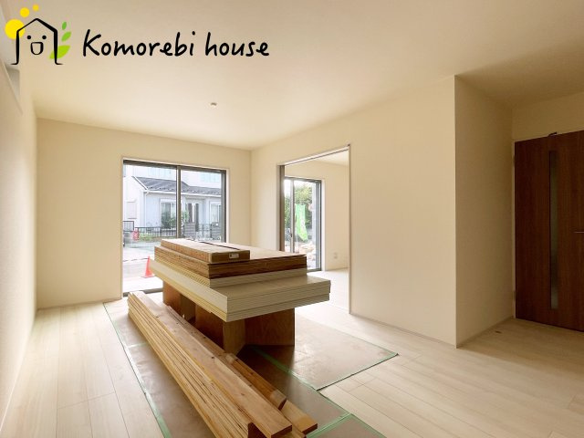 北足立郡伊奈町西小針1丁目131番　新築一戸建て　ハートフルタウン　Fの居間・リビング|16.87帖、リビング階段付きのLDKです。大きな窓からの採光が明るく昼間は電気いらず♪
ダイニングテーブルにソファを置いても余裕があります♪