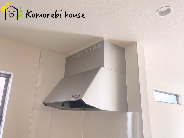 北足立郡伊奈町西小針1丁目131番　新築一戸建て　ハートフルタウン　Fのキッチン|煙を逃さない大きなフード♪強弱の設定や電気もついています♪