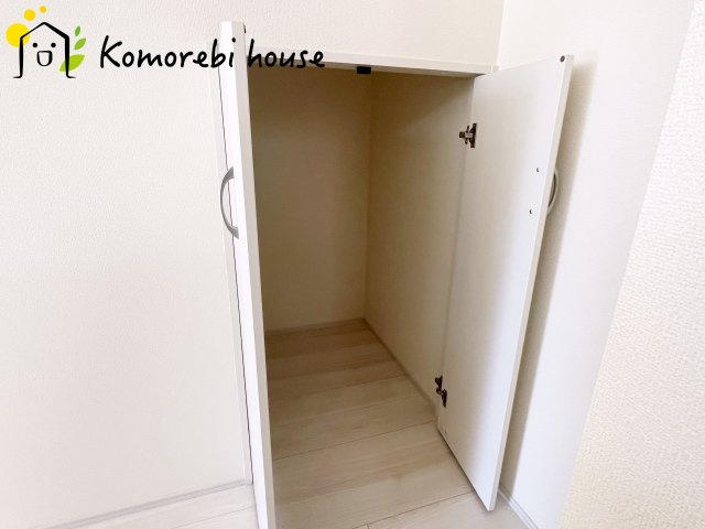 北足立郡伊奈町西小針1丁目131番　新築一戸建て　ハートフルタウン　Fの収納|掃除用具なんかも片付く階段下収納です。
お子様の秘密基地にもなる・・・かも？