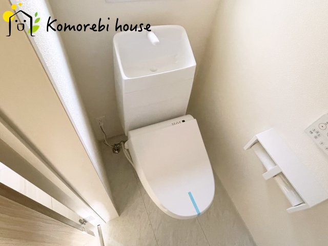 北足立郡伊奈町西小針1丁目131番　新築一戸建て　ハートフルタウン　Fのトイレ|2つあれば安心な温水洗浄便座つきトイレ。