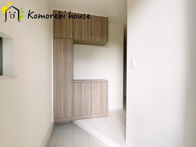 北足立郡伊奈町西小針1丁目131番　新築一戸建て　ハートフルタウン　Fの玄関|シューズボックスの棚にはご家族の写真でお出迎えしましょう。