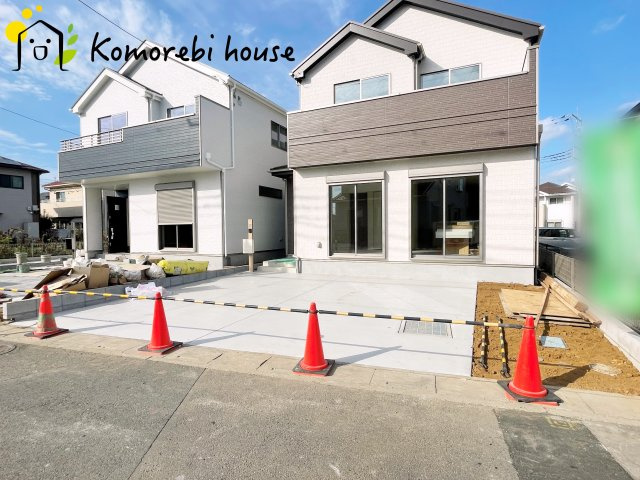 北足立郡伊奈町西小針1丁目131番　新築一戸建て　ハートフルタウン　Fの駐車場|並列2台可能な駐車場です！日当たりの良さが伺えます！立水栓をつけて洗車もご自宅でできる広さです♪