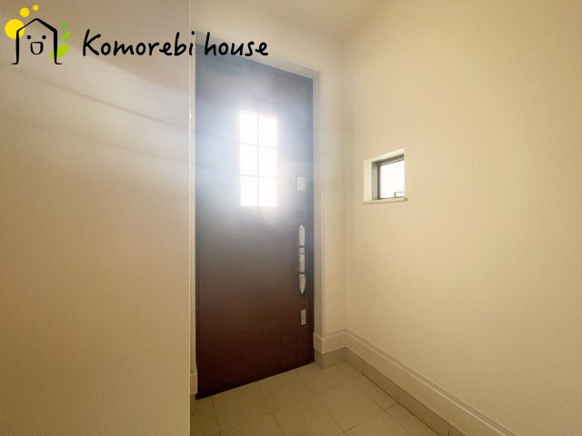 北足立郡伊奈町西小針1丁目131番　新築一戸建て　ハートフルタウン　Fの玄関|小窓が可愛い印象を与える玄関。ディンプルキーで長期間家を空ける際も防犯面安心です♪