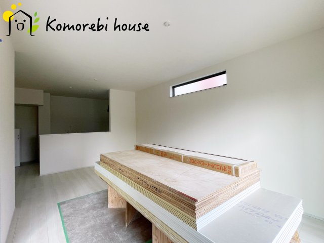 北足立郡伊奈町西小針1丁目131番　新築一戸建て　ハートフルタウン　Fの居間・リビング|家具の配置がしやすい縦型リビング♪対面キッチンでお料理中でもご家族の様子が伺えます♪