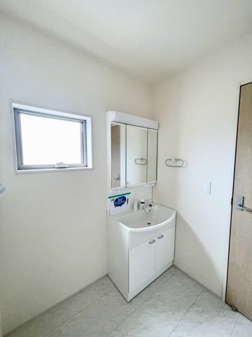 長野市箱清水第２の独立洗面台|洗濯機を置いても余裕の広さ！鏡の裏には収納スペース付き！