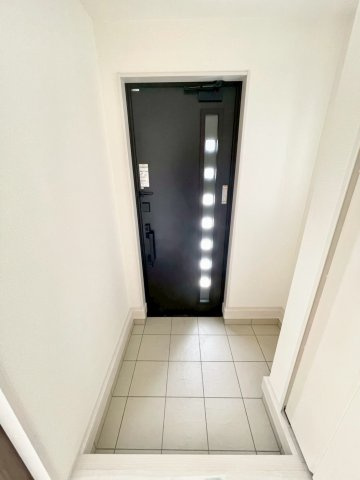 長野市箱清水第２の玄関|玄関ホールはお買い物の手荷物など楽々おける広さです♪