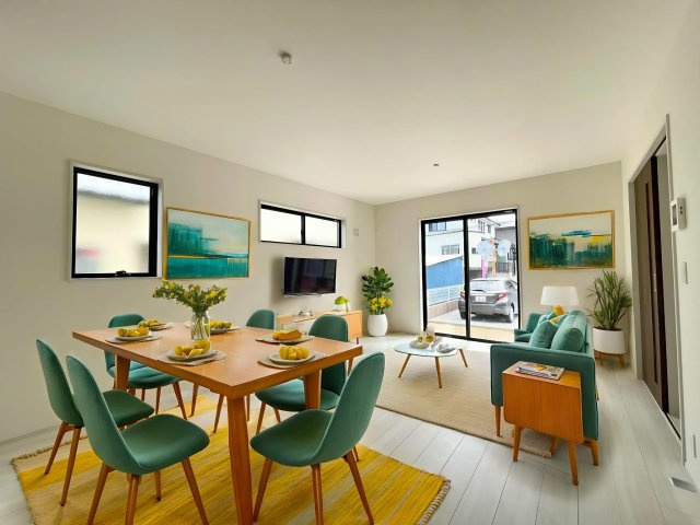 長野市箱清水第２の居間・リビング|２号棟　大きな窓で日当たり良好♪広いリビングはご家族でゆっくりくつろぎたい方にオススメです！　※ CGで家具を配置しています