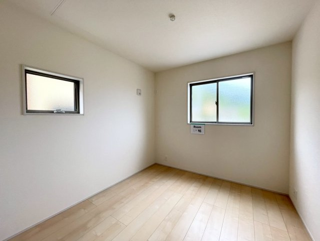 長野市箱清水第２の洋室|日当たり風通しともに良好！明るく朝を迎えられるつくりになっています♪