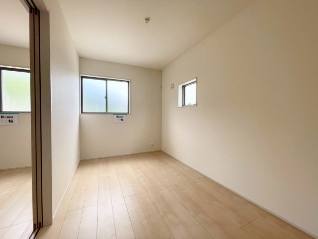 長野市箱清水第２の洋室|日当たり風通しともに良好！明るく朝を迎えられるつくりになっています♪