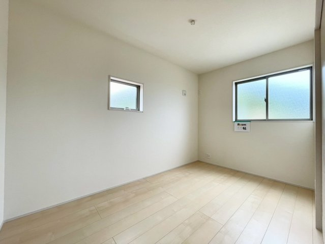 長野市箱清水第２の洋室|全室大きな収納スペース付きで片付けも楽々♪