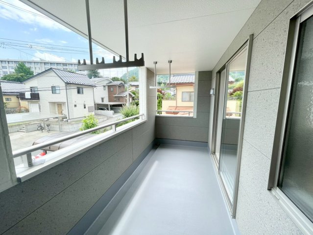 長野市箱清水第２のバルコニー|日当たり良好な広いバルコニー！洗濯物の出し入れなど楽々できちゃいます♪