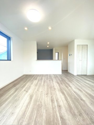 【居間・リビング】 | 旭区鶴ヶ峰1丁目戸建て | LDK約16.9帖の広々とした間取り