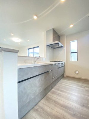 【キッチン】 | 旭区鶴ヶ峰1丁目戸建て | ３口ガスコンロのシステムキッチンです。食器洗乾燥機付き、