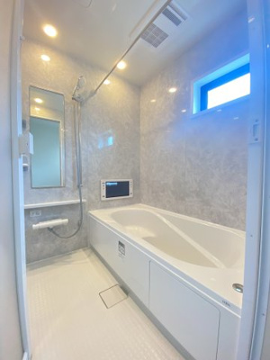 【浴室】 | 旭区鶴ヶ峰1丁目戸建て | 追い焚き機能付のユニットバスです。
TV付きで入浴中も楽しい時間を過ごせます。