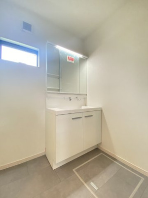 【独立洗面台】 | 旭区鶴ヶ峰1丁目戸建て | 三面鏡付洗面化粧台です。