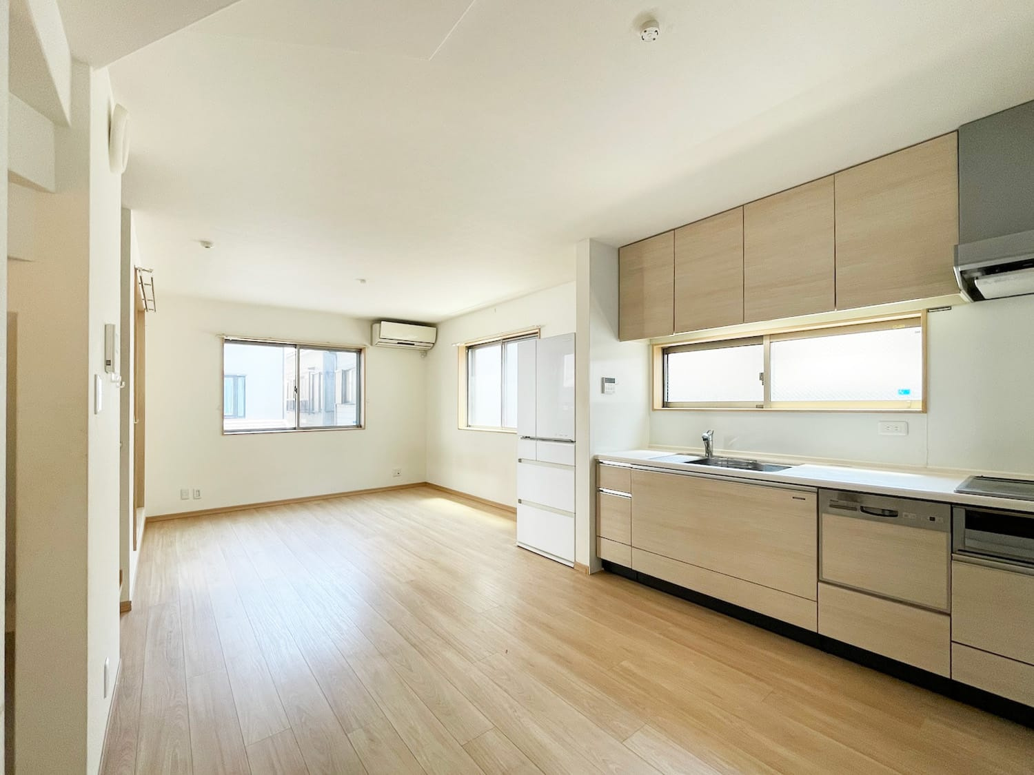 二宮町1丁目中古戸建の居間・リビング|家具を合わせやすいナチュラルカラーのリビング、四方に窓あり