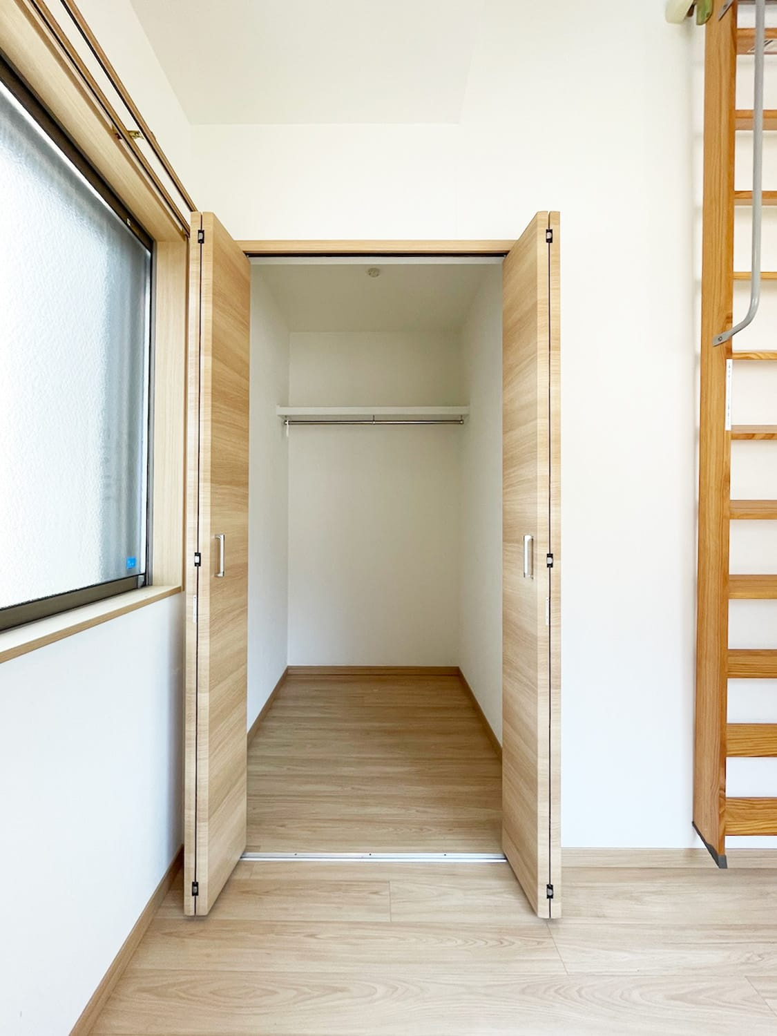 二宮町1丁目中古戸建の収納|約4.8帖の洋室にあるクローゼット