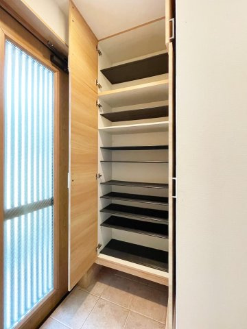 二宮町1丁目中古戸建の収納|収納スペースが豊富なシューズボックス