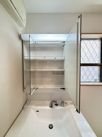 二宮町1丁目中古戸建の設備|備品の収納に便利な三面ミラーキャビネット