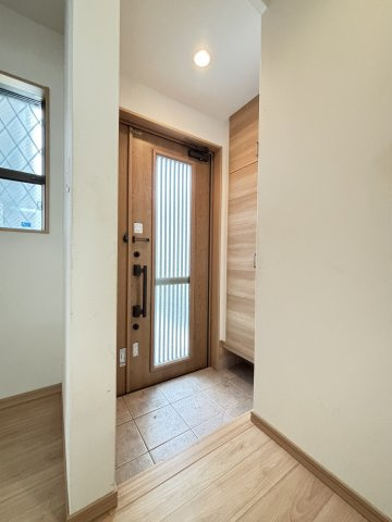 二宮町1丁目中古戸建の玄関|玄関周りが明るくなるFIX窓付の玄関扉