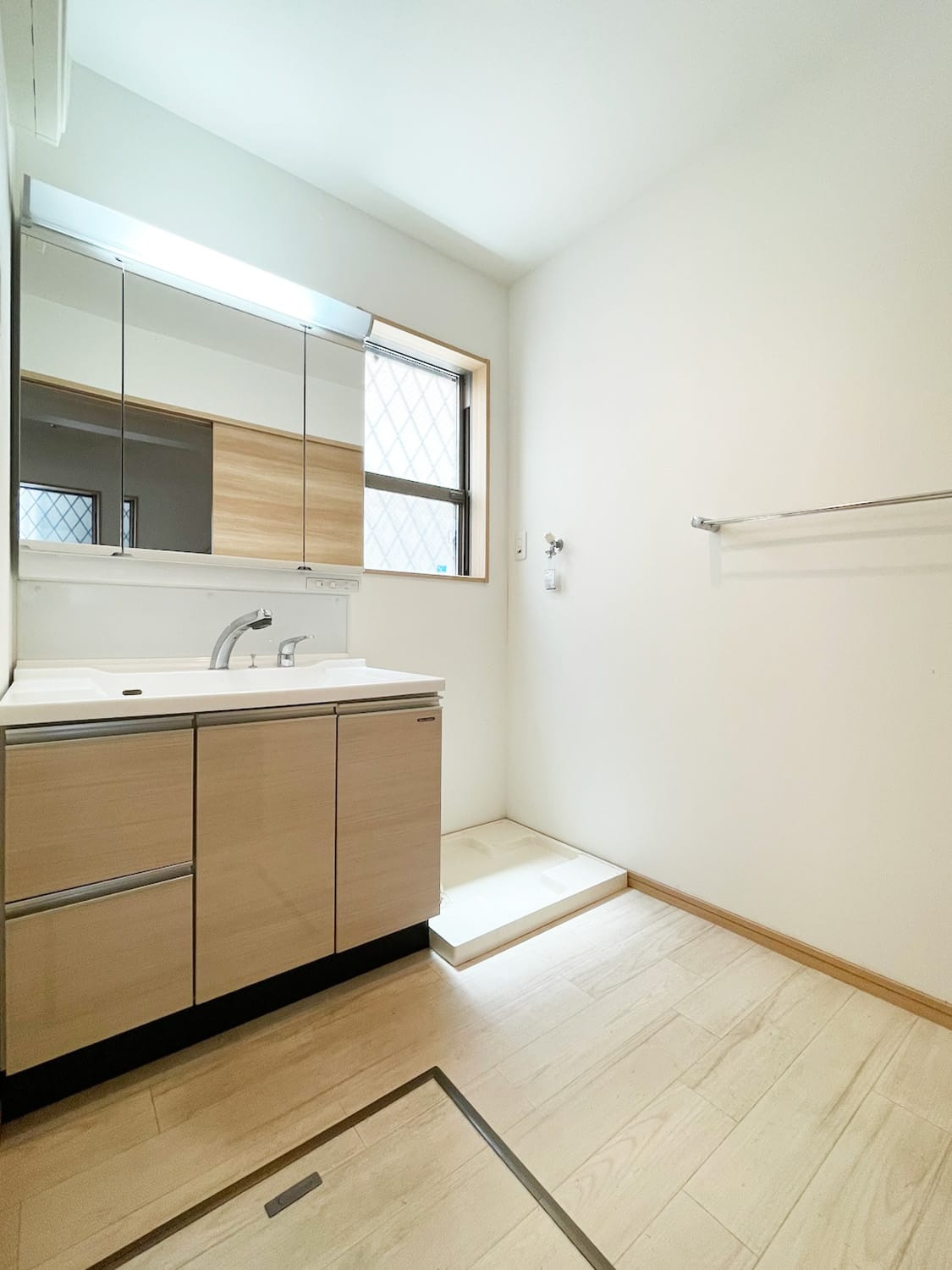 二宮町1丁目中古戸建の独立洗面台|換気もでき、採光も取れる窓がある脱衣場