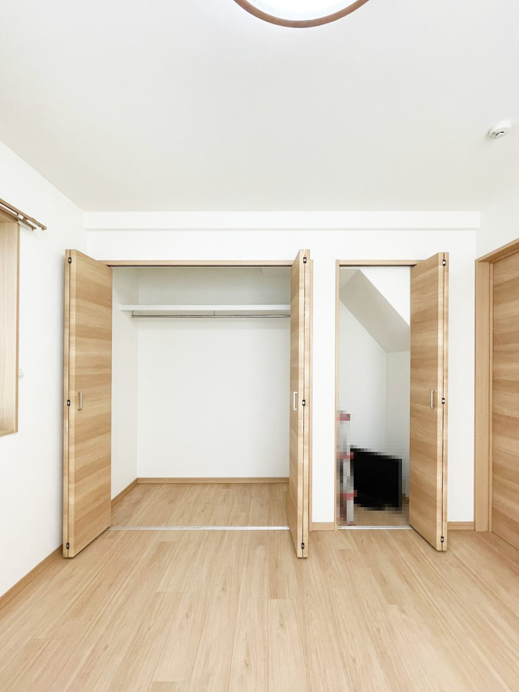 二宮町1丁目中古戸建の収納|約6.0帖の納戸にあるクローゼット