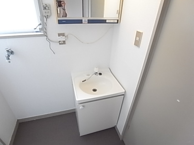 【洗面所】 | 若草ハイツ | 独立洗面台完備。
