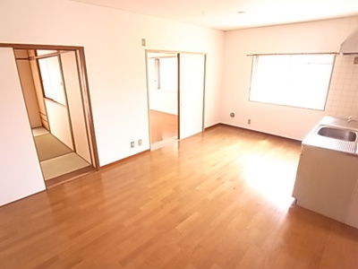 【居間・リビング】 | 若草ハイツ | 広々したリビングです。