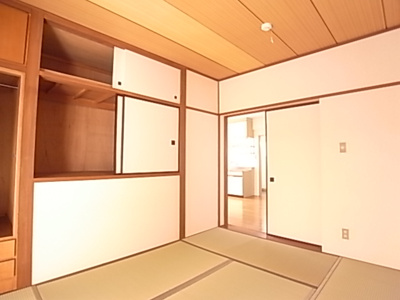 【寝室】 | 若草ハイツ | 畳のお部屋はリラックスできますね。