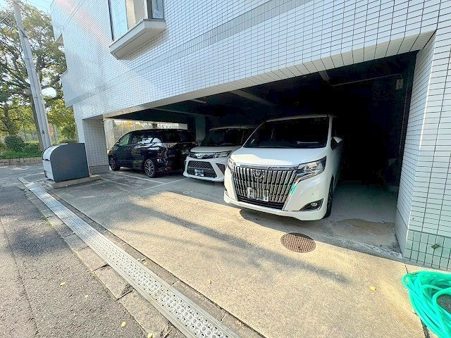 ハイム・クリエイティブの駐車場