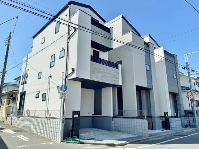 中野区丸山1丁目 全3棟 3号棟の外観|西武新宿線「野方」駅徒歩12分
北側約5.98ｍ×東側約4.0ｍ公道
広々した前面道路は開放感を与えてくれます