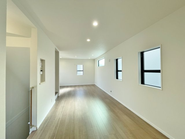 中野区丸山1丁目 全3棟 3号棟の前面道路含む現地写真|西武新宿線「野方」駅徒歩12分
北側約5.98ｍ×東側約4.0ｍ公道に面する全3棟です
広々した前面道路は開放感を与えてくれます