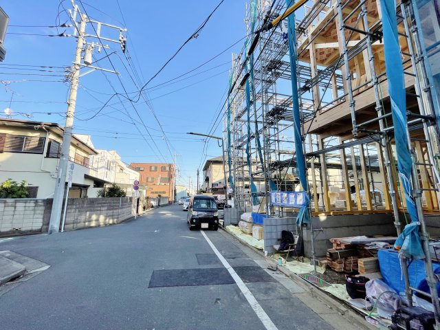 中野区丸山1丁目 全3棟 3号棟の前面道路含む現地写真|西武新宿線「野方」駅徒歩12分
北側約5.98ｍ×東側約4.0ｍ公道に面する全3棟です
広々した前面道路は開放感を与えてくれます