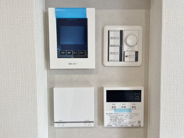 中野区丸山1丁目 全3棟 3号棟の冷暖房・空調設備|空気を汚さずに足元から暖かい床暖房が標準装備です 小さなお子様にも安心の暖房設備です
インターホンの映像で来訪者の声と顔を確認後鍵を解錠することができるTVモニター付きインターホン完備
