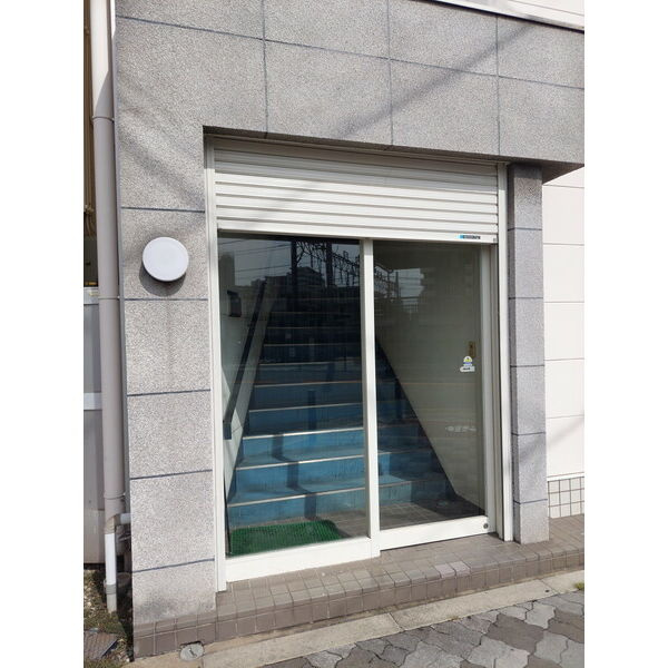 大阪市淀川区宮原２丁目の店舗事務所のエントランス