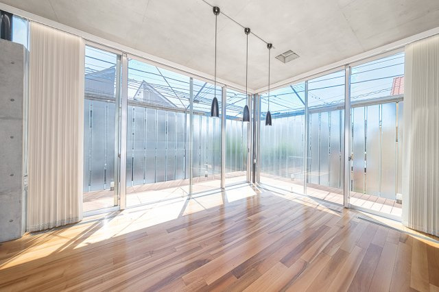 【居間・リビング】 | 『 南西角地の堅牢で瀟洒な邸宅 』 　 ※ 注意事項は備考欄を参照