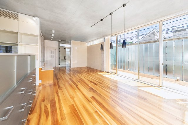 【居間・リビング】 | 『 南西角地の堅牢で瀟洒な邸宅 』 　 ※ 注意事項は備考欄を参照