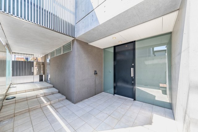 【玄関】 | 『 南西角地の堅牢で瀟洒な邸宅 』 　 ※ 注意事項は備考欄を参照