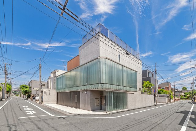 【前面道路含む現地写真】 | 『 南西角地の堅牢で瀟洒な邸宅 』 　 ※ 注意事項は備考欄を参照