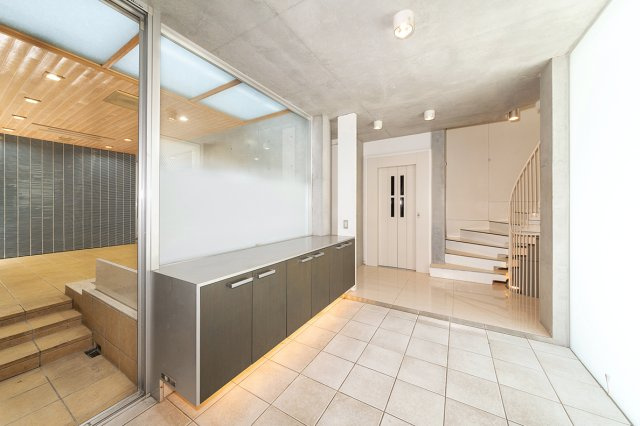 【玄関】 | 『 南西角地の堅牢で瀟洒な邸宅 』 　 ※ 注意事項は備考欄を参照