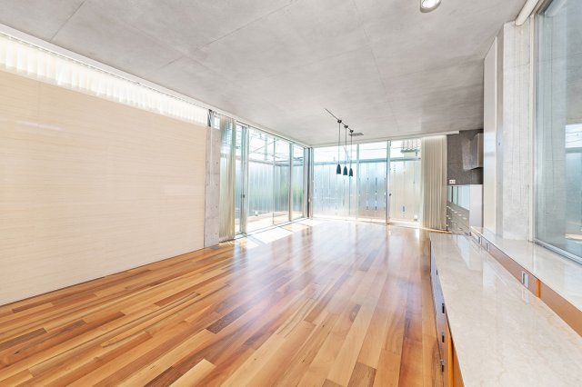 【居間・リビング】 | 『 南西角地の堅牢で瀟洒な邸宅 』 　 ※ 注意事項は備考欄を参照