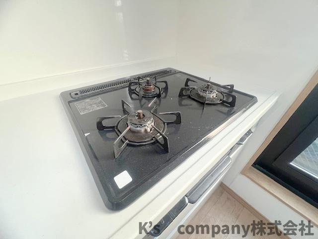 ■高座郡寒川町一之宮2丁目　中古戸建のキッチン|お料理の同時進行ができる３口ガスコンロ☆忙しい朝や夕食の支度もスムーズに進み、家事の時短に役立ちます☆グリル付きでメニューの幅が広がります☆