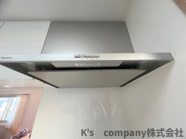 ■高座郡寒川町一之宮2丁目　中古戸建のキッチン|キッチン空間に溶け込むシンプルでスタイリッシュなスリムレンジフード☆圧迫感が少なく日々の調理を快適にサポートしてくれます☆