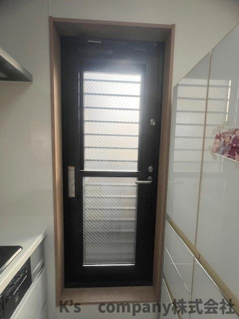 ■高座郡寒川町一之宮2丁目　中古戸建のキッチン|キッチンからバルコニーに出ることのできる動線があります◇ゴミ出しの日まで外に保管しておくこともできます♪