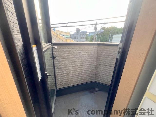 ■高座郡寒川町一之宮2丁目　中古戸建のキッチン|キッチン勝手口☆小さなバルコニーがあり、換気にも便利です♪