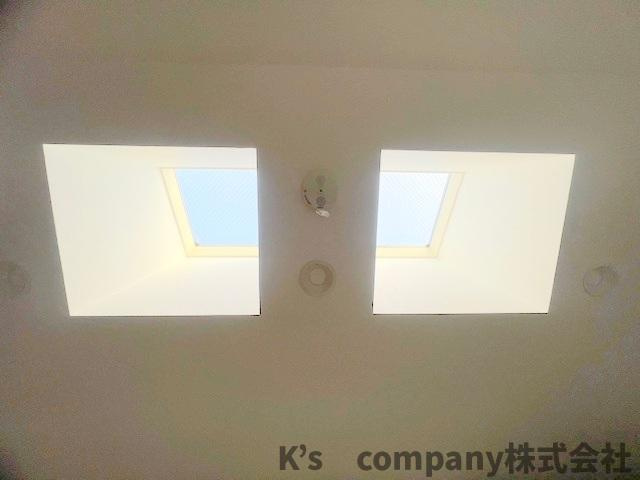 ■高座郡寒川町一之宮2丁目　中古戸建の内装|キッチンには天窓を採用☆自然光が優しく差し込み、明るく開放的なキッチンを演出します☆