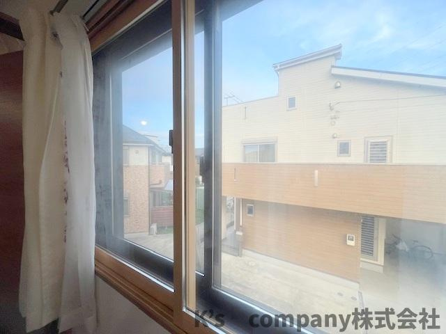 ■高座郡寒川町一之宮2丁目　中古戸建の設備|リビングと寝室には二重窓を設置しています☆外の騒音を抑え、室内の音漏れも軽減する二重窓は静かで落ち着いた住空間をもたらしてくれます☆断熱効果が高く、光熱費の節約にもつながります☆