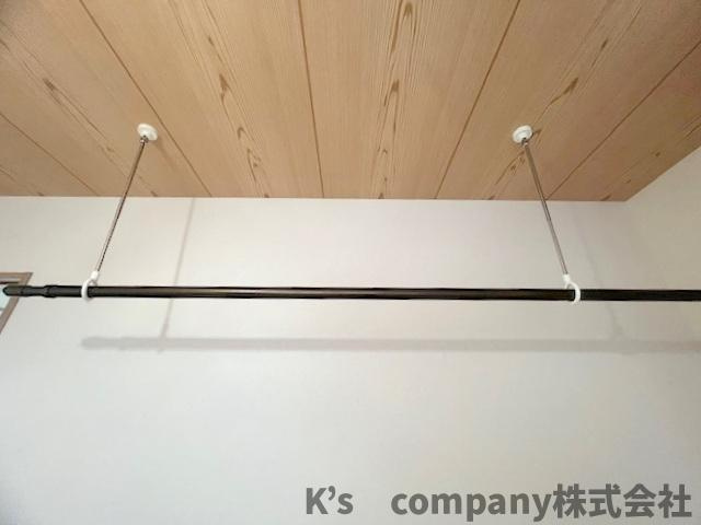 ■高座郡寒川町一之宮2丁目　中古戸建の設備|和室の上部にはホスクリーンが備わっており、雨の日や花粉・黄砂対策の室内干しの際に、実用性の高い設備です☆